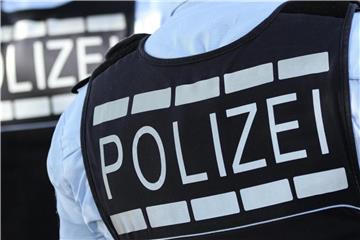In Polizei-Westen gekleidete Polizisten. Foto: Silas Stein/Archiv