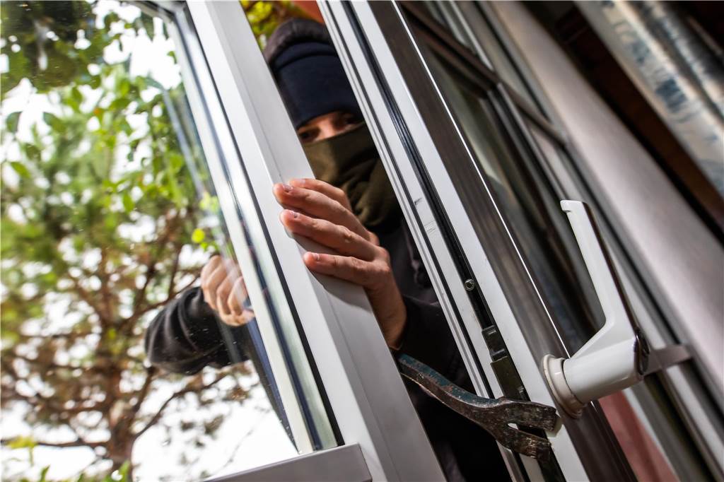 Kriminalität in Raesfeld: 367 Straftaten plus eine Beil-Attacke Ein Einbrecher hebelt eine Terrassentür auf.