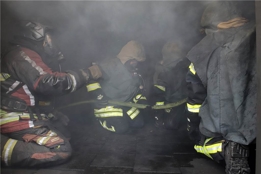 Video: Feuerwehr Selm erlebt im Container Flammenwalzen wie im Film In Rauch und Hitze kämpften sich die Feuerwehrleute durch den Container nach vorne zum Feuer.