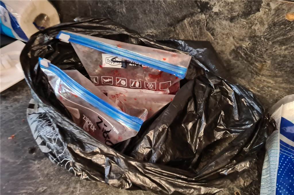 Zoll stellt in Kiosk in Recklinghausen ein Kilo Betäubungsmittel sicher Wasserpfeifentabak, verpackt in zwei Frischhaltebeutel.