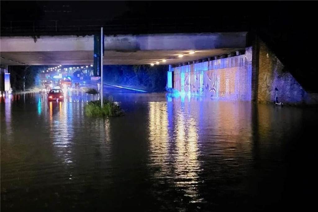 Starkregen und Gewitter im Ruhrgebiet: Straßen und Keller überflutet überflutete Straße Recklinghausen