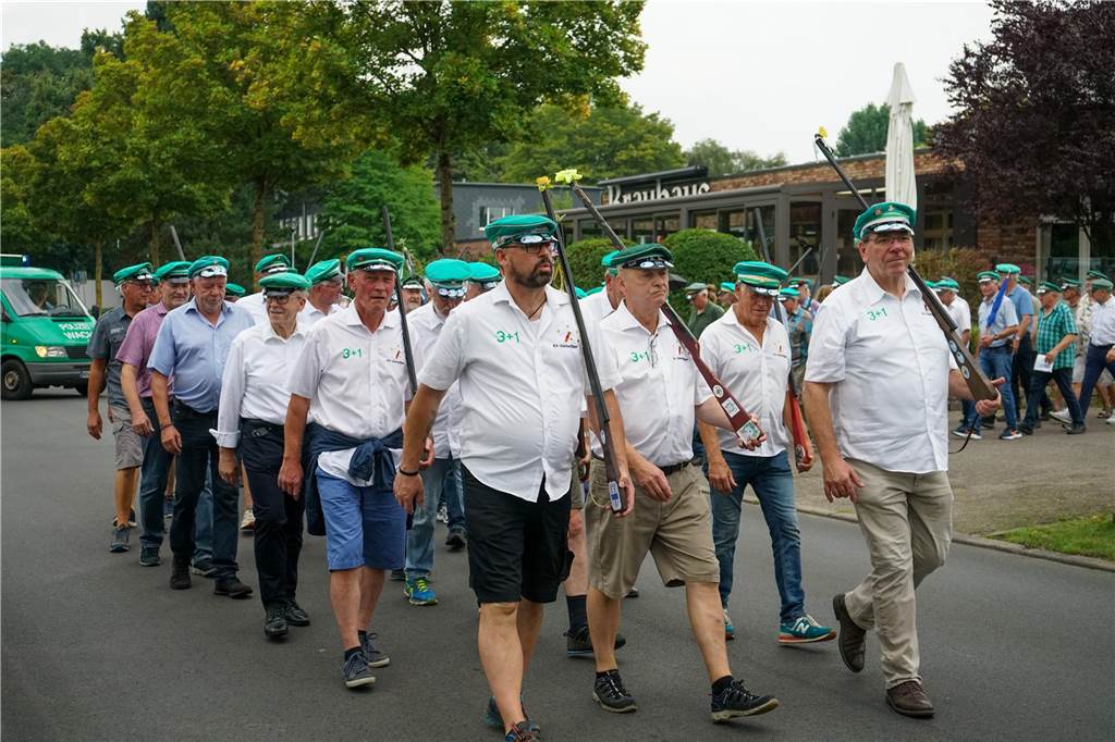 In Reih und Glied ging es für die vier Kompanien zum Schmücker Hof.