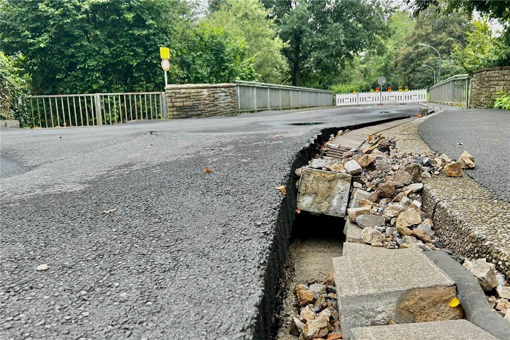 Wassermassen heben Fahrbahn an: Grotenbachstraße nach Unwetter gesperrt Brücke über den Rüpingsbach in Dortmund-Hombruch