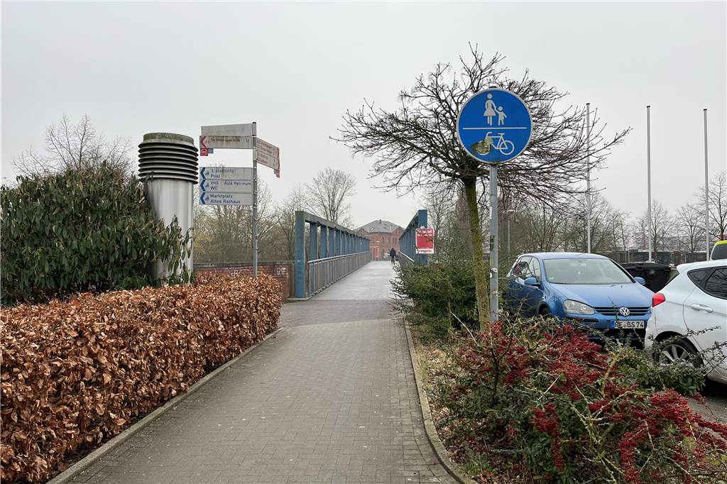 In Richtung Innenstadtbrücke ist der Weg klar als Radweg ausgewiesen, aber wie sieht es aus, wenn Radfahrer links abbiegen wollen?