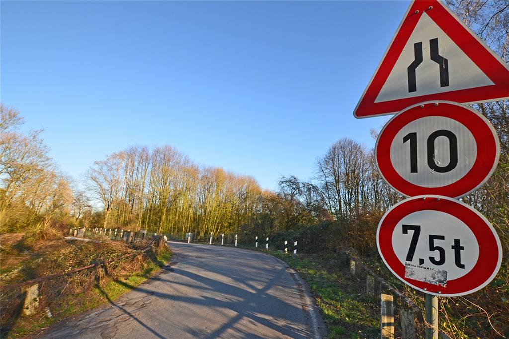 Energiecampus: Politiker fordern Ertüchtigung des Mooskamps In Richtung Niedernette soll eine Durchfahrt unmöglich sein: Schon jetzt sind der Mooskamp und die Brücke über die Bahn marode.