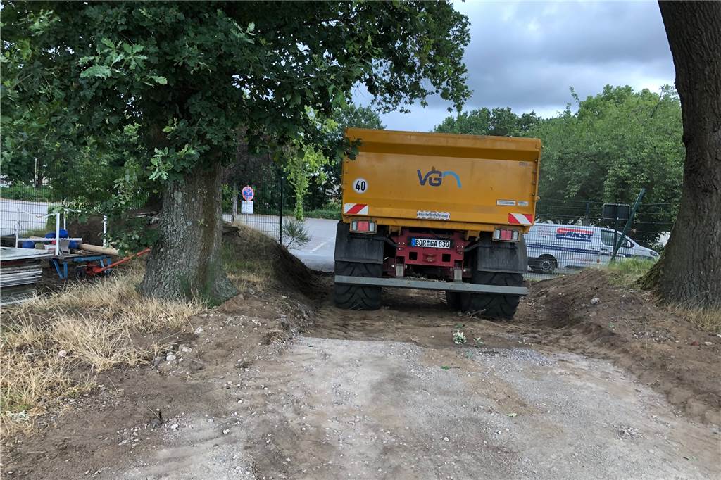 „Stadt und Verein teilen sich die Kosten“: So läuft der Umbau der Stauseekampfbahn In Richtung Parkplatz des Schwimmbades entsteht ein weiterer Eingang