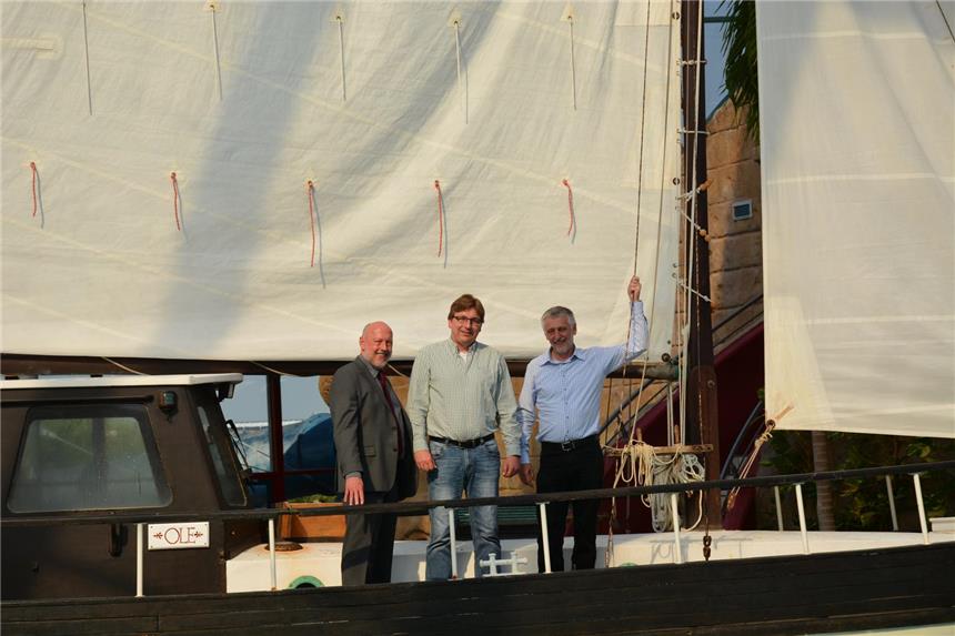 Atlantis ist jetzt auch in Dorsten angekommen In ruhigem Fahrwasser: Die Geschäftsführer Antonius von Hebel und Karsten Meyer sowie Kämmerer Hubert Große-Ruiken (v.l.) freuen sich, dass das Dorstener Freizeitbad Atlantis in den letzten Jahren eine positive Entwicklung genommen hat. Die gilt es nun in den nächsten Jahren zu konservieren.