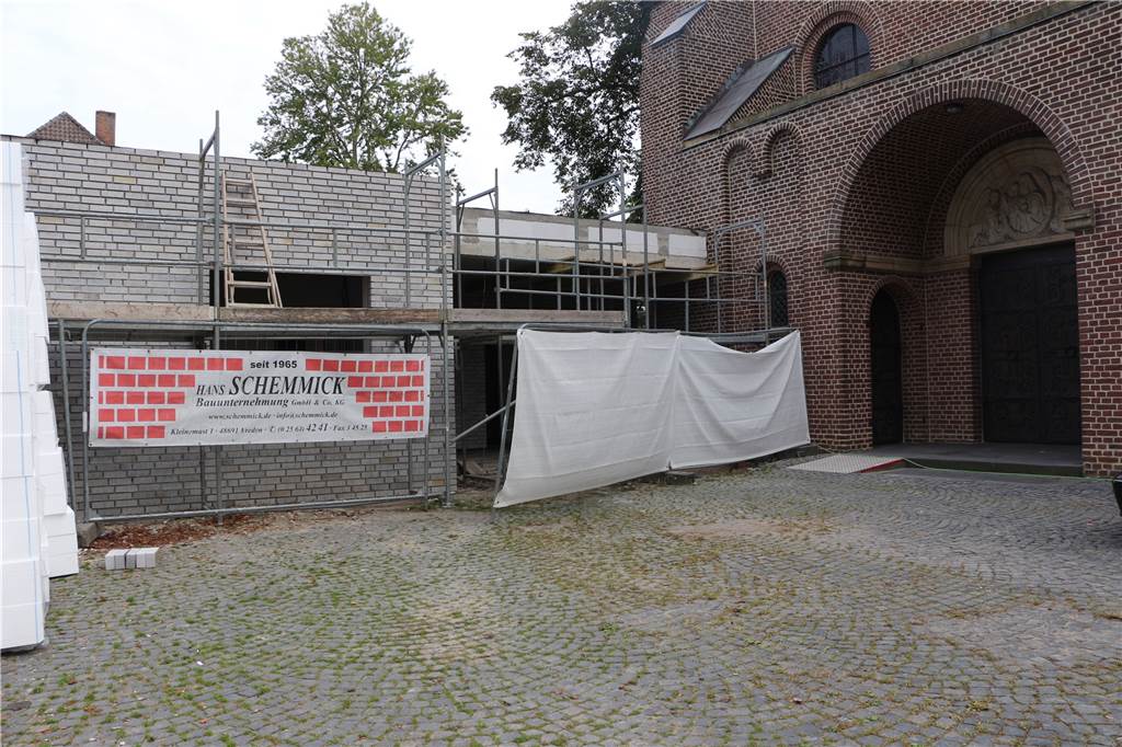 Jakobus-Kirche wird bald zur Baustelle: „Übergang werden wir hinbekommen“ In rund zwei Wochen sollen die Fenster geliefert werden. Dann wird auch der Rohbau des Pfarrheims dicht sein.