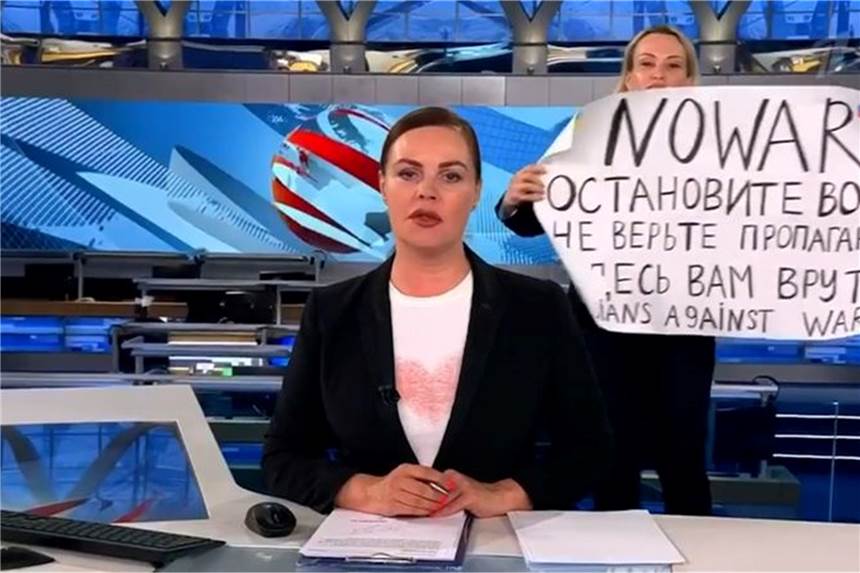 Anti-Kriegs-Protest im Fernsehen: Frau als Heldin gefeiert In Russland ist es Medien verboten, den russischen Einmarsch in die Ukraine als «Krieg» oder «Invasion» zu benennen - eine Frau tat in einer Nachrichtensendung genau das.