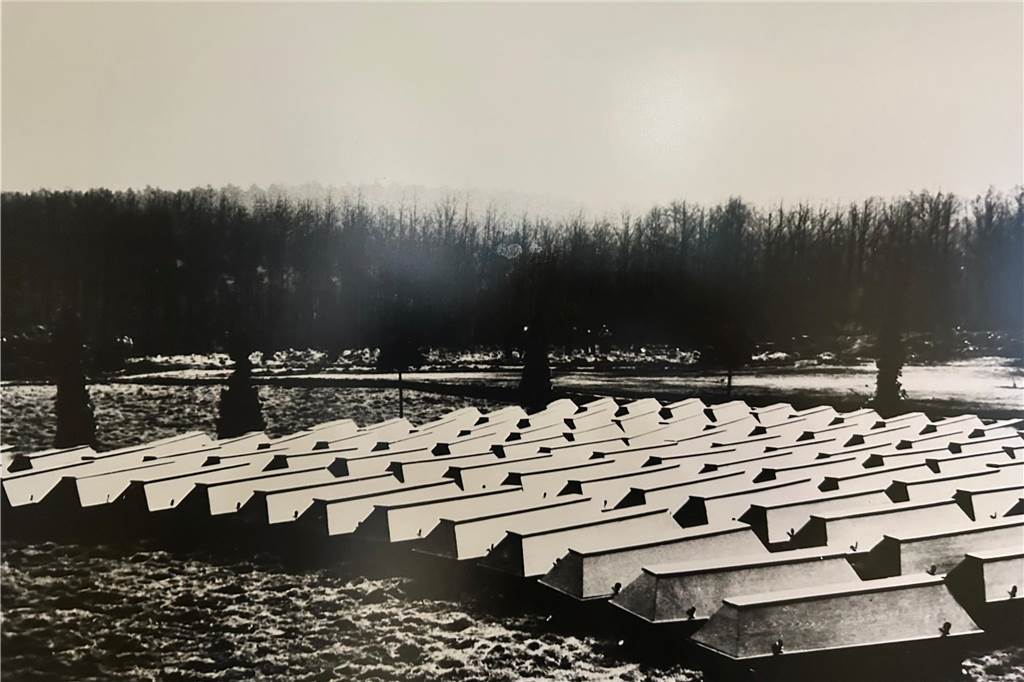 Fundstücke aus Massengräbern zum Gedenken an Karfreitagsmorde Das historische Bild zeigt die 106 Särge der NS-Mordopfer bei der Umbettung in die Bittermark 1954.