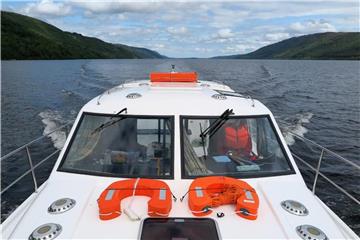In Schottland dürfen Urlauber auch ohne Bootsführerschein mit einem Motorboot aufs Wasser - allerdings sollte man immer eine Rettungsweste tragen. Foto: Larissa Loges