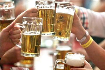 In Schottland gilt seit dem 1. Mai ein Mindestpreis für Alkohol. Bier, Wein und Spirituosen müssen jetzt so teuer sein, dass der darin enthaltene reine Alkohol für 50 Pence (57 Cent) pro zehn Milliliter verkauft wird. Foto: Jan Woitas