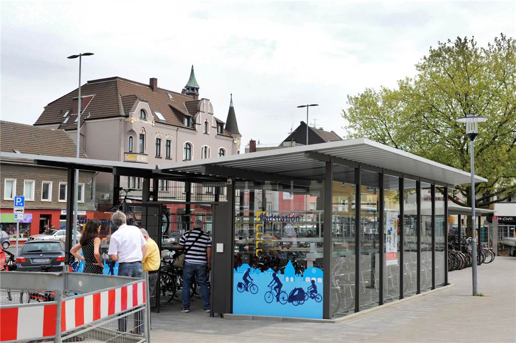 Bei ihrem Herzensthema ist Anke Schneider nicht kompromisslos In Schwerte ergänzt ein gläsernes Fahrradparkhaus direkt auf dem neugestalteten Bahnhofsvorplatz die Radstation des Bahnhofes