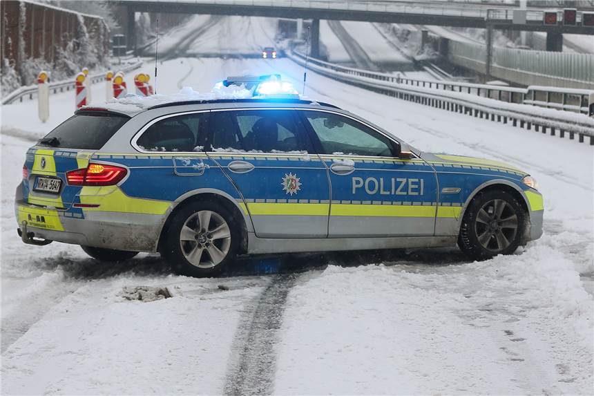 Betrunken durch den Schnee gedriftet: 25-Jähriger provoziert Unfall In Schwerte kam es zu einer Unfallflucht, bei der Alkohol im Spiel war. (Symbolbild)