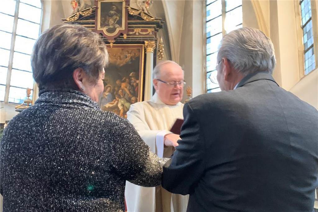 Mexikanisches Ehepaar von Raesfeld feierte seine Goldhochzeit mit der Familie in Raesfeld In sehr festlichem Rahmen und mit großem familiären Bezug wurde die Messe zur Goldhochzeit, selbstverständlich zweisprachig, zu einem echten Erlebnis für Klein und Groß.