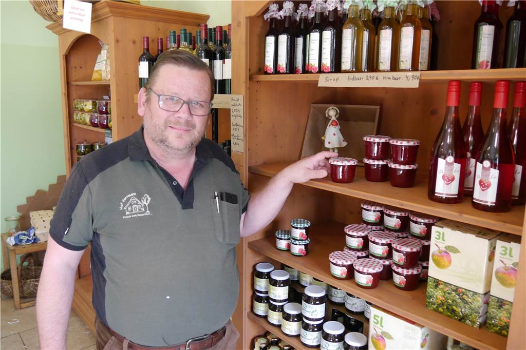 Erdbeer-Ernte auf dem Hof Vortmann - pur oder auf Kuchen ein Genuss In seinem Hofladen bietet Andreas Vortmann auch Marmelade und andere Lebensmittel aus eigener Herstellung an.