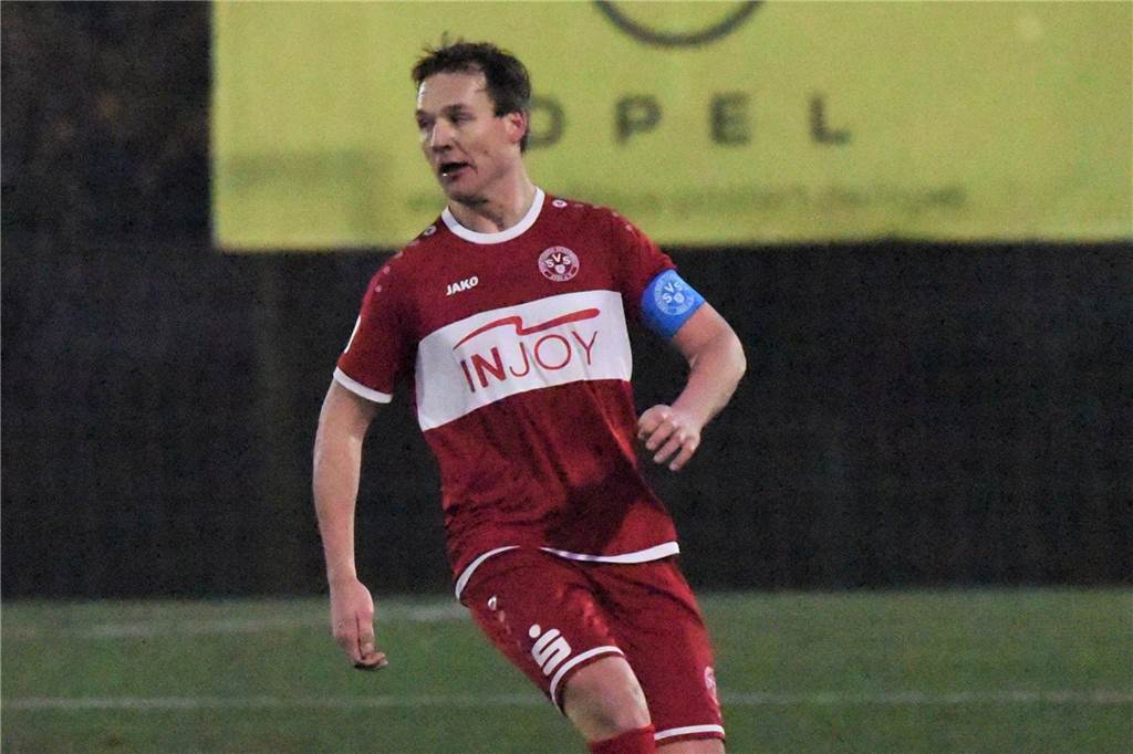 „Ein Mehrwert für den Verein“: Nikolaj Zugcic hört beim SV Schermbeck auf Nikolaj Zugcic mit Kapitänsbinde