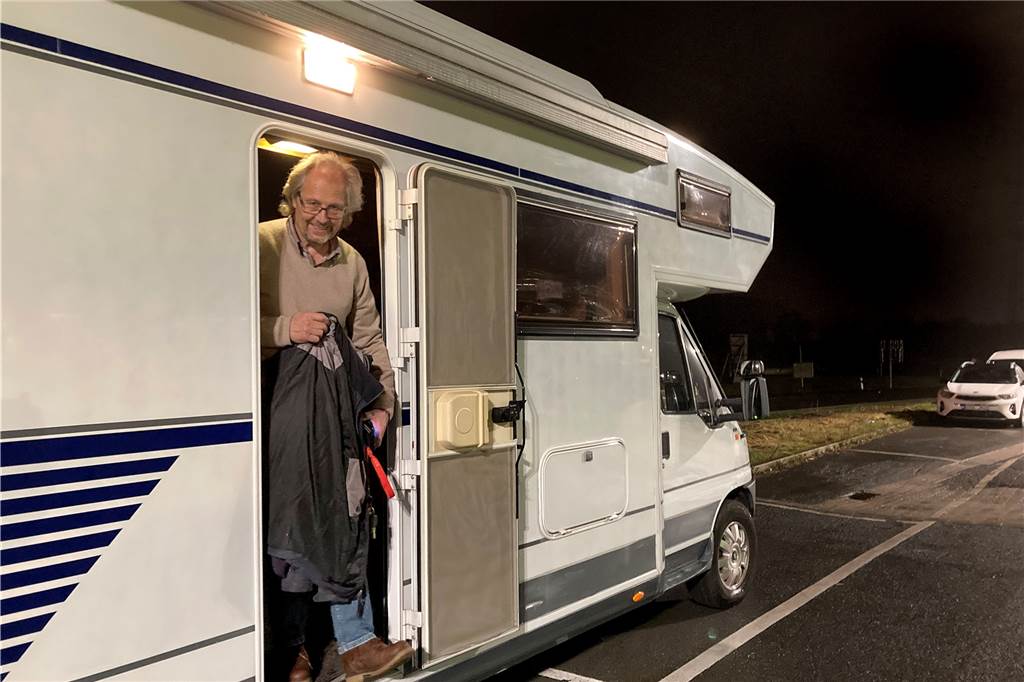 Hund entlaufen: Ehepaar campiert bei Augsburg, bis Karo wieder da ist In seinem Wohnmobil wartet Karl-Heinz Gryschek auf dem Parkplatz des Gartencenters Augsburg sehnsüchtig auf Hinweise auf seine entlaufene Hündin Karo.