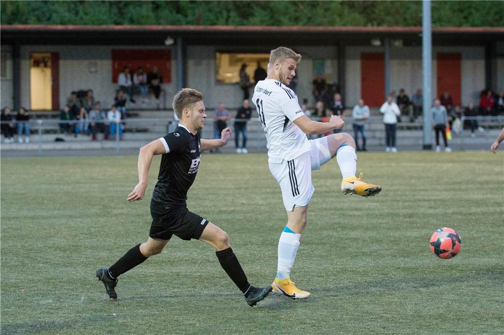 Teutonia SuS Waltrop schlägt Lippramsdorf - LSV am Ende in Unterzahl In seinem zweiten Spiel nach seiner Verletzungspause musste Lippramsdorfs Henrik Kleinefeld (r.) in der Schlussphase wieder angeschlagen vom Platz.