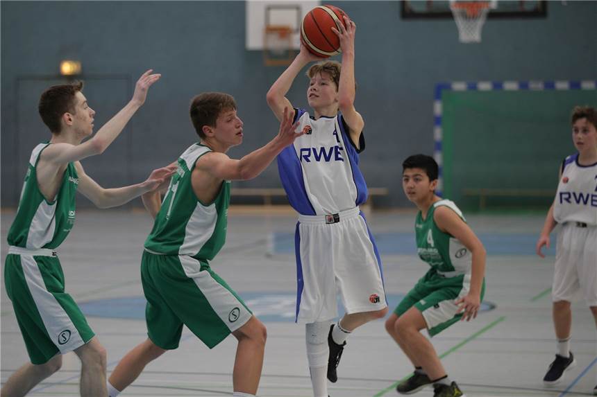 Mit 16 in der Oberliga: Lippebaskets-Talent Fin Eckardt ist kein gewöhnlicher Athlet In seiner Altersklasse kaum zu stoppen: Fin Eckardt (M.) spielt neben der U18 der Lippebaskets auch für die Oberliga-Herren der Werner und trainiert dreimal die Woche bei der ersten Mannschaft mit.