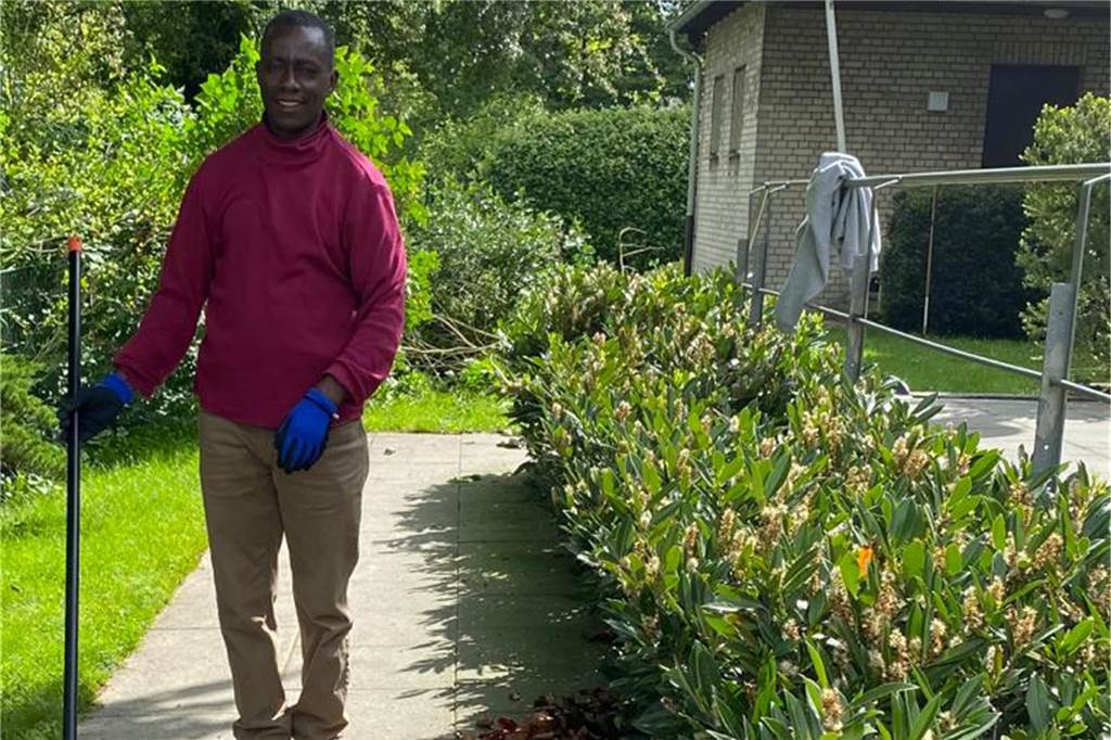 Gute Nachbarn mit Harke und Besen: Flüchtlinge im Marienviertel Tharcisse aus Burundi