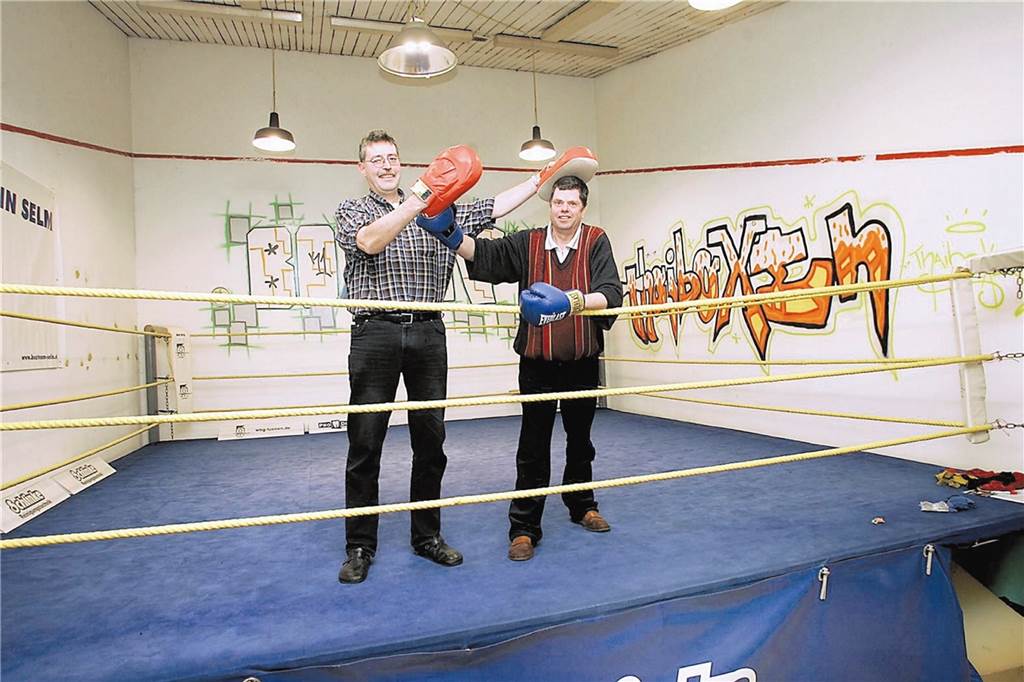 Tennis, Squash und Sauna: In Bork steht ein ganzer Sportkomplex zum Verkauf In seiner Squash-Halle hatte Peter Höring (l.) auch einmal einen Boxring untergebracht, als er Vorsitzender des K1-Boxteams Selm war. Das Bild stammt aus dem Archiv und wurde 2007 veröffentlicht.
