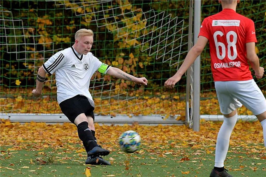 SV Preußen holt ehemaligen Westfalia Vinnum-Spieler: Er kehrt zu seinem Jugendverein zurück Jannik Klage drischt den Ball über das Feld