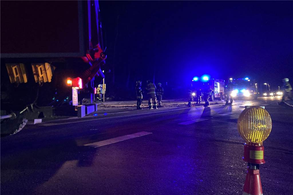 Sturmbilanz in Haltern: Wind knickte Ampelmast um und viele umgestürzte Bäume In Sekunden hat die Feuerwehr einen umgefallenen Baum zersägt und von der Straße geschafft.