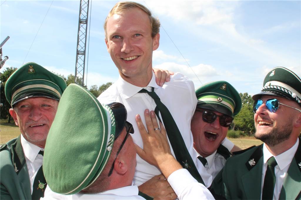 Schützenfest-Übersicht in Selm, Olfen und Nordkirchen In Selm durfte sich Alexander Zolda freuen. Beim 325. Schuss fiel der Vogel.