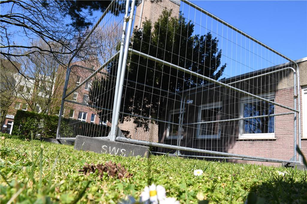 Gabenzäune in Bork und Selm: Spenden für Obdachlose und Bedürftige In Selm steht der Gabezaun auf einer Wiese neben der evangelischen Kirche am Markt - also auch in unmittelbarer Nähe zum Platz vor dem Bürgerhaus.