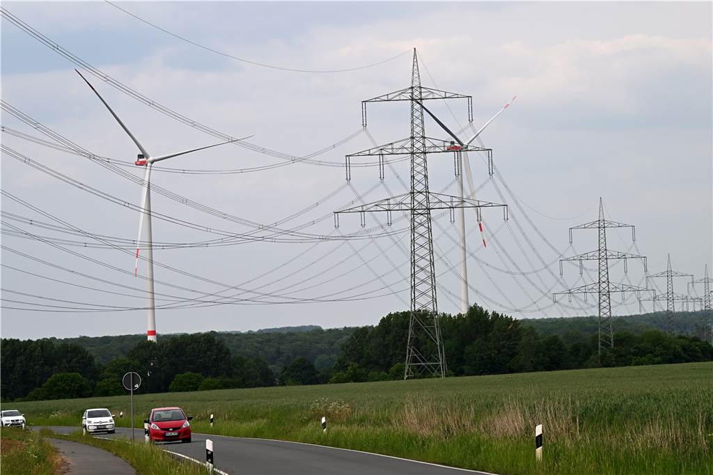 Mit Video: Jetzt stehen Wernes neue Windräder auf dem Pferdekamp Strommasten stehen auf einem Feld.