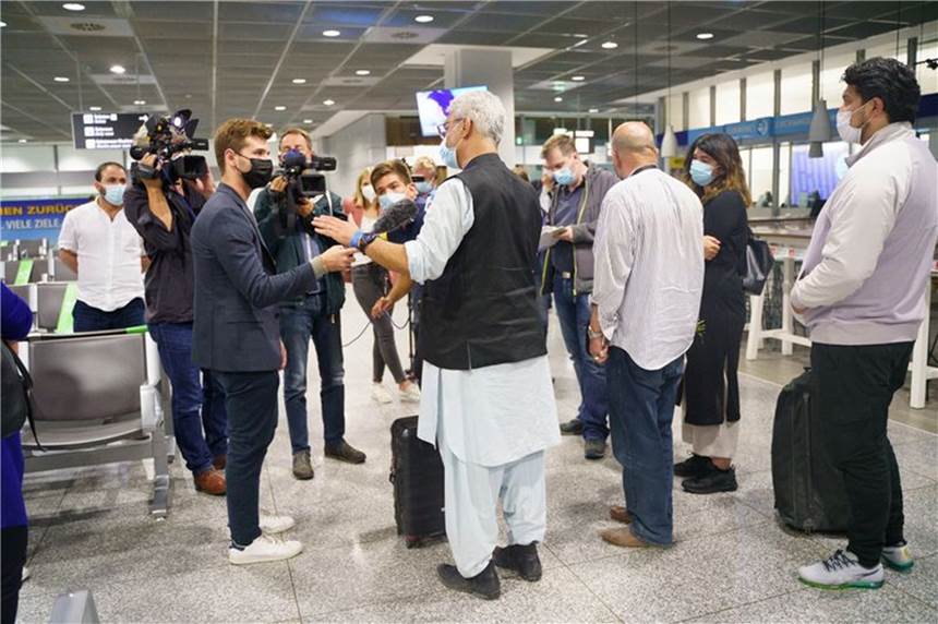 Hunderte Menschen evakuiert: „Die Welt muss den afghanischen Leuten helfen“ In Sicherheit gebrachte Menschen aus Afghanistan kommen auf dem Frankfurter Flughafen an.