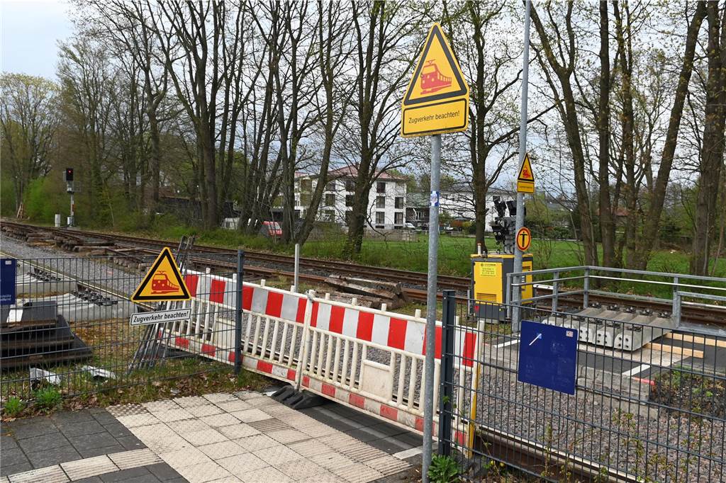 Bombenverdachtsfall: Stadt bereitet sich auf mögliche Evakuierung vor In Sichtweite vom Bahnhof Rhade liegt das Senioren- und Pflegeheim an der Lembecker Straße. Im Falle einer Entschärfung müsste es wohl auch evakuiert werden.