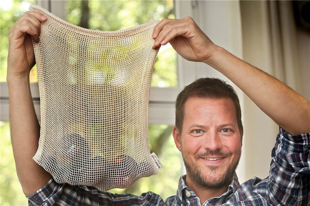 Plastikrebellen: Wie Romy (38) und Tobias (42) beim Einkauf auf Verpackungen verzichten In so einem Netz lässt sich Obst ganz einfach und plastikfrei transportieren. Tobias Franke hat es beim Einkaufen jetzt immer dabei.