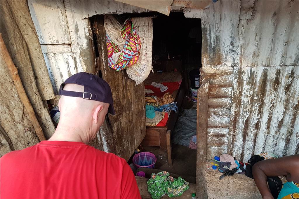 Hilfe für Sierra Leone: „Wenn wir kein Geld haben, können wir nicht weitermachen.“ In solchen Hütten hausen bis zu zehn Menschen.
