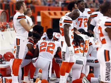 In Solidarität mit Quarterback Colin Kaepernick knien einige Spieler der Cleveland Browns während der US-Nationalhymne. Foto: Ron Schwane