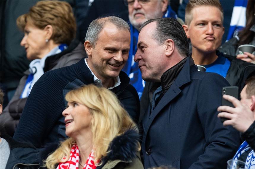 Schalke 04 spart zehn Millionen Euro In ständigem Austausch: Sportvorstand Jochen Schneider (l.) und Aufsichtsrats-Chef Clemens Tönnies.
