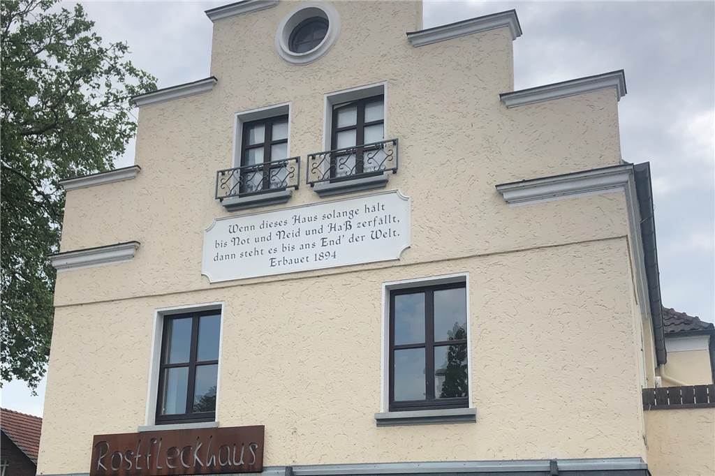 Erst Schlachthaus, dann Schlecker, jetzt Wohn-Schatz der Familie Schult In Stein gemeißelt: ein Sinnspruch, den Björn Schult an einem anderen gesehen und nach Dorsten übertragen hat.