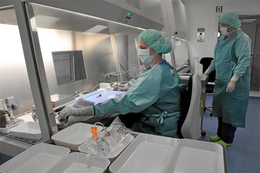 Lüner Krankenhäuser beruhigen Krebs-Patienten In sterilen Overalls und mit Mundschutz stellen Mitarbeiter der Klinik-Apotheke 12 000 Krebsmedikamente im Jahr her. Mitarbeiter und Material gelangen durch zwei Schleusen in diesen sensiblen Bereich. Die Anforderungen an die Keimfreiheit sind noch höher als im OP.