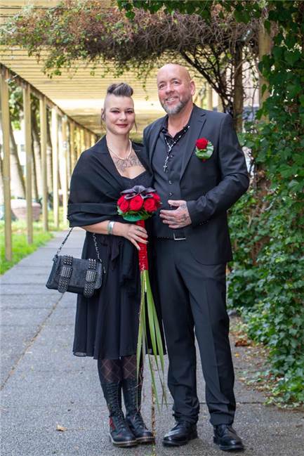 Stefanie Ahle und Felix Graf von Mycielski: Tätowierungen statt Ringe In stiller Übereinkunft zogen Stefanie Ahle und Felix Graf von Mycielski zum Standesamt. Die Flitterwochen verbringt das Paar in Belgien.