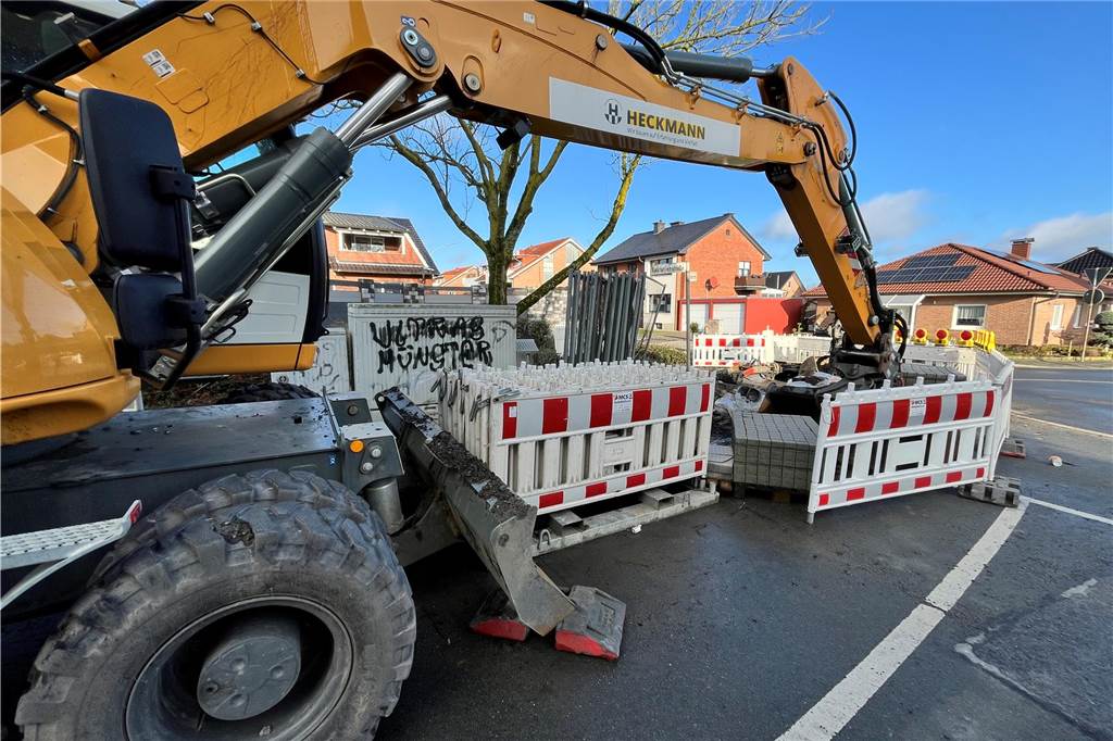Kein Telefon, kein Internet: Festnetzausfall sorgt für Frust Ein Bagger steht in der Baustelle an der Knüvenstraße in Werne-Stockum.