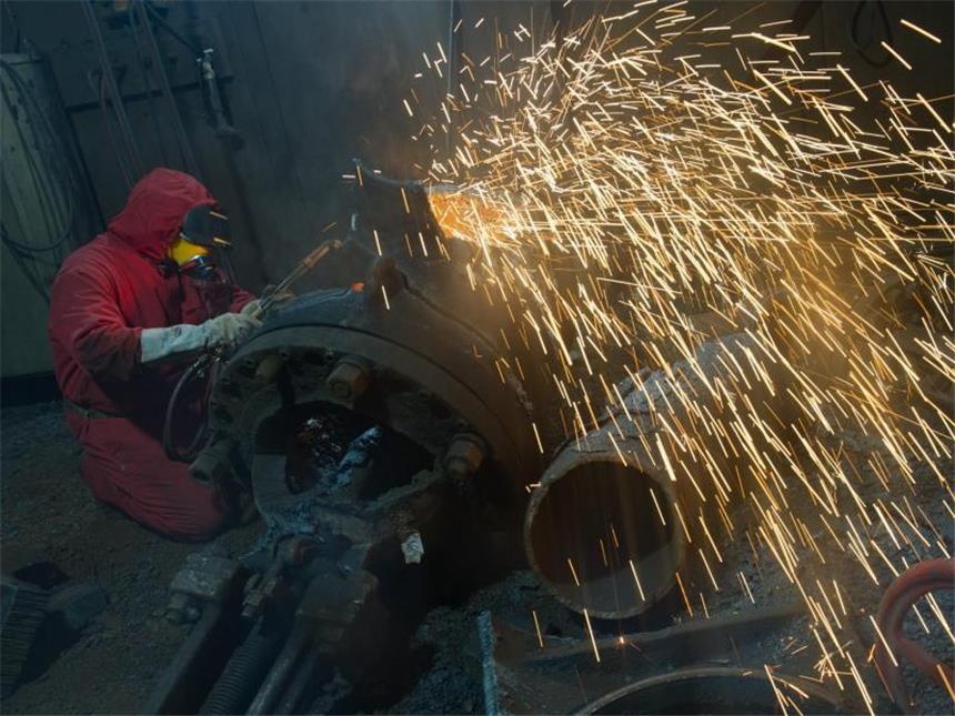 Stromkonzerne sollen für «Atompakt» 23,3 Milliarden zahlen In Stücke zerlegt: Bauteile des früheren Atomkraftwerks "VEB Kernkraftwerk Bruno Leuschner" in der Dekontaminationswerkstatt. Foto: Stefan Sauer