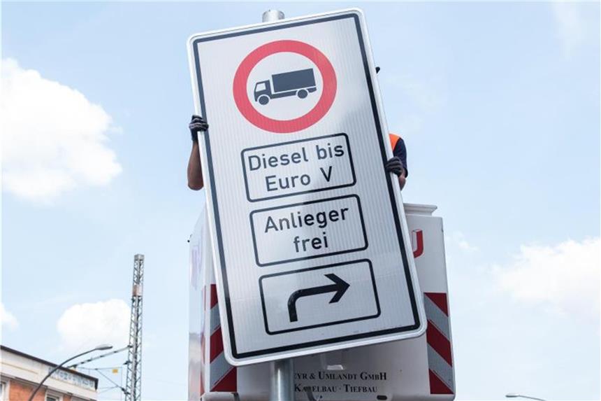 Fahrverbote in Stuttgart nur noch schwer vermeidbar In Stuttgart könnte es erste Fahrverbote - wie hier in Hamburg - ab dem Jahr 2019 geben. Foto: Daniel Bockwoldt