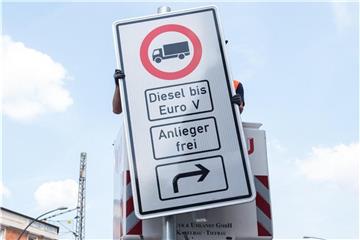 In Stuttgart könnte es erste Fahrverbote - wie hier in Hamburg - ab dem Jahr 2019 geben. Foto: Daniel Bockwoldt
