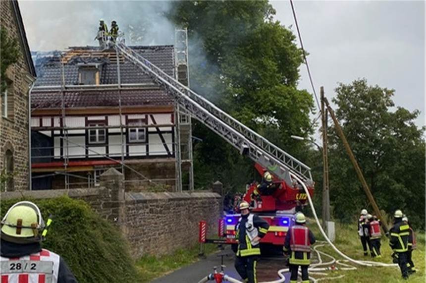 100 Einsatzkräfte bei Dachstuhlbrand an der Syburger Dorfstraße In Syburg brannte am frühen Dienstagabend der Dachstuhl eines Fachwerkhauses.