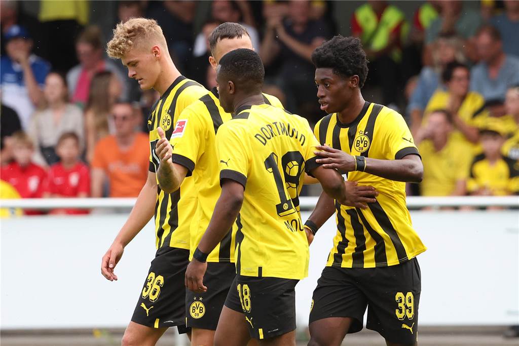 BVB-Linksverteidigung: Was sie zur Achillesferse macht Tom Rothe und Prince Aning gehen über den Platz.