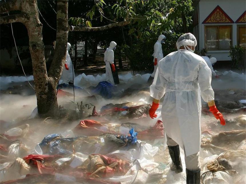 Thailand und Indonesien gedenken der Tsunami-Opfer In Trockeneis gekühlte Leichen im thailändischen Küstenort Khao Lak. Foto: Julian Abram Wainwright/Archiv