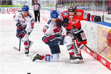 In ungewohnten roten Trikots liefen Joe Whitney und die Iserlohn Roosters am Donnerstagabend gegen Mannheim auf.