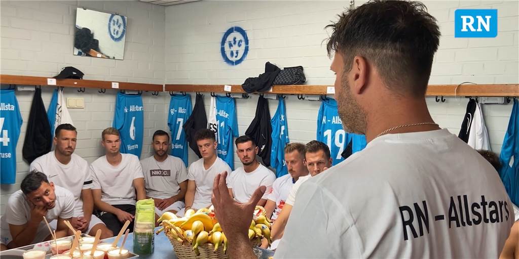Die Besten in Dortmund: Große Dokumentation zum Spiel der RN-Allstars gegen den ASC 09 Dortmund RN-Allstars-Coach Adrian Alipour spricht in der Kabine mit den Spielern.