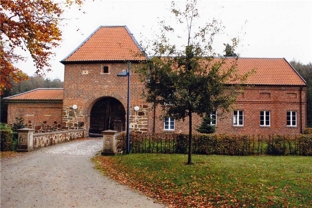 So bekam Sythen sein Schloss zurück und erhielt eine Kulisse für Traumhochzeiten dazu In unzähligen ehrenamtlichen Arbeitsstunden haben Förderverein und Rentnerband das Schloss in ein Schmuckstück verwandelt.
